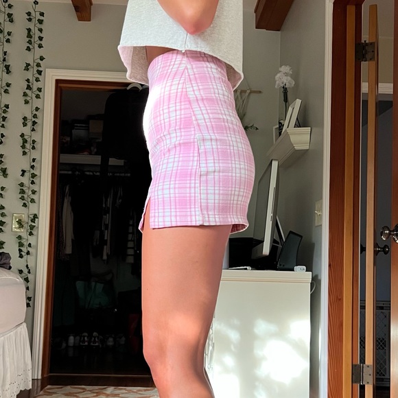 Brandy Melville Pink Plaid Skirt with front slits - Picture 3 of 9